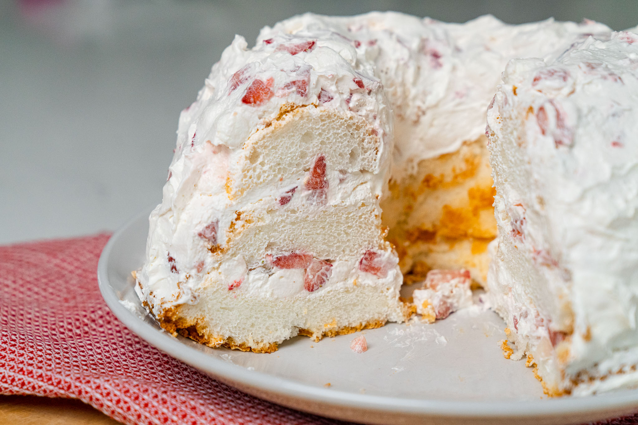 Easy Strawberry Angel Cake: Perfect for Potlucks & Family